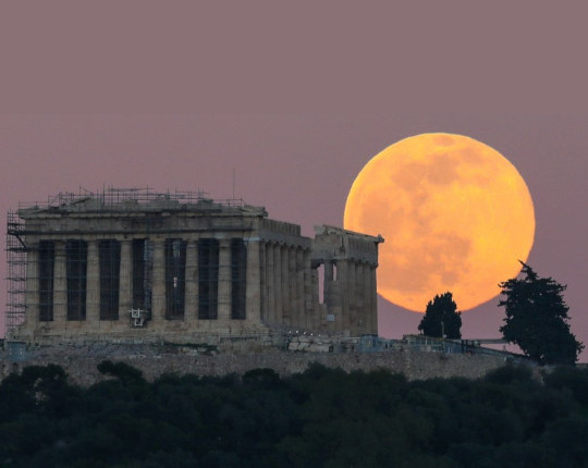 φεγγάρι της φράουλας